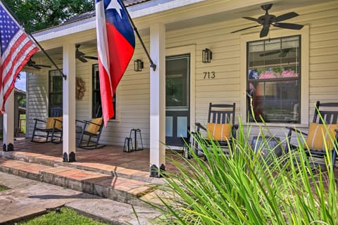 Beautiful Hill Country Cottage - Walk to Downtown! House in Comfort