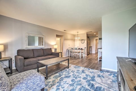 Cozy Condo with Pool Access in the Heart of Branson! Apartment in Branson