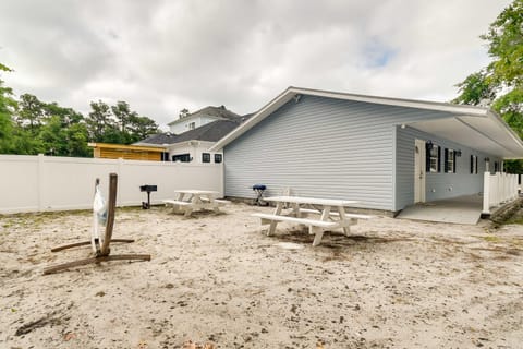 2 Mi to Barefoot Landing! Baileys Beach Cottage House in Atlantic Beach