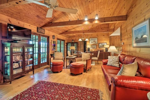 Lakefront Milledgeville Cabin Private Dock, Porch Cabin in Lake Sinclair