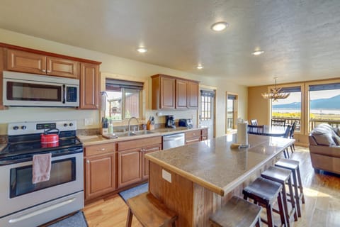 Custom Log Cabin with Views - 20 Mi to Yellowstone! Cabin in Idaho