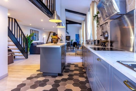 PENTHOUSE Loft 5MIN PALAIS DES FESTIVALS AND BEACH terrace view on castle Apartment in Cannes