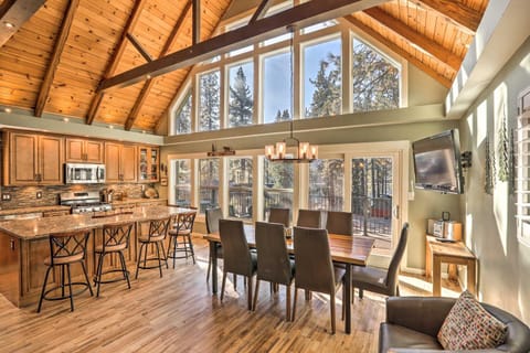 Close to Donner Lake and Skiing Truckee Getaway House in Donner Pines Tract