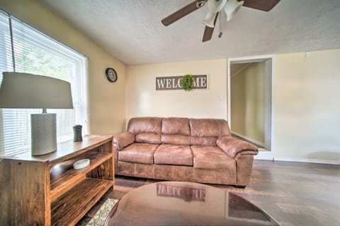 Geneva-on-the-Lake Cottage with Patio Walk to Shore House in Geneva-on-the-Lake