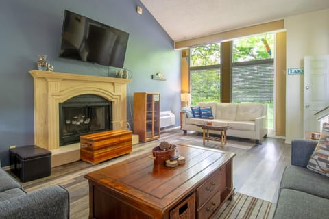 1 Mi to Margaritaville Resort Cottage with Fire Pit House in Lake of the Ozarks