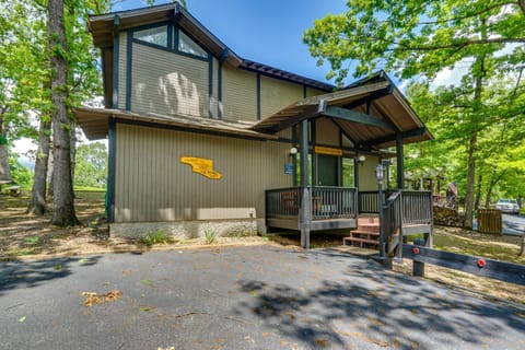 1 Mi to Margaritaville Resort Cottage with Fire Pit House in Lake of the Ozarks