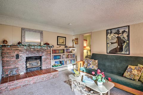 Colorful Bungalow By Pikes PeakandGarden of the Gods House in Manitou Springs