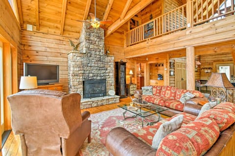 Lake Hartwell Lodge with Dock, Theater and Hot Tub! House in Lake Hartwell