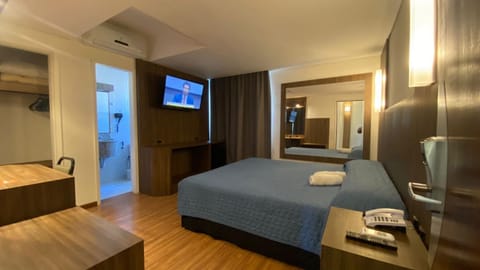 Bed, TV and multimedia, Photo of the whole room, Bedroom, towels