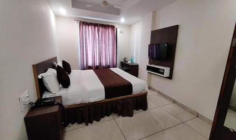 TV and multimedia, Coffee/tea facilities, View (from property/room), Photo of the whole room, Bedroom