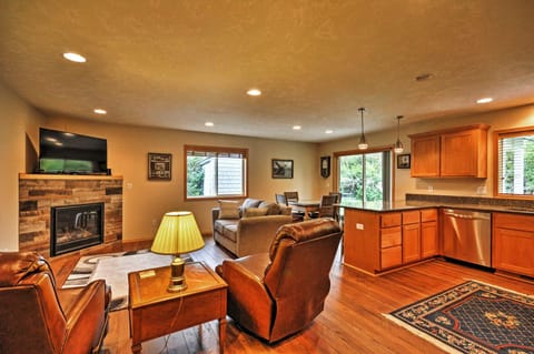 Hammond Home 2 Blocks to Marina and Columbia River! House in Hammond