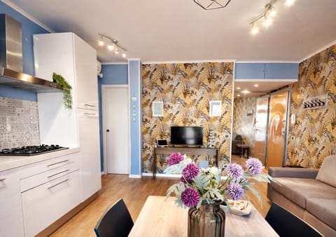 Candy House - appartamento con parcheggio privato Apartment in Ostia