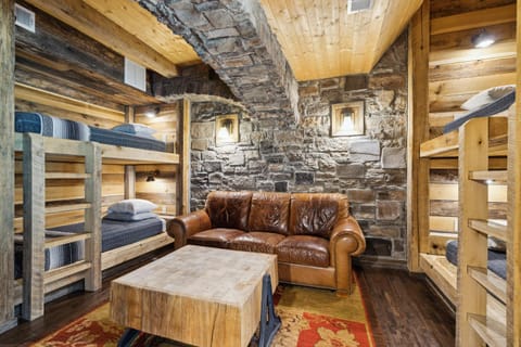 Charming Bunkhouse at Dark Horse Estate Apartment in Franklin