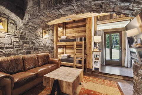 Charming Bunkhouse at Dark Horse Estate Apartment in Franklin