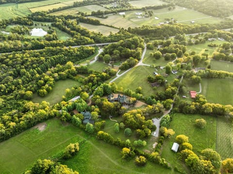 Charming Bunkhouse at Dark Horse Estate Apartment in Franklin