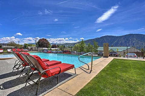 Breezy Lake Chelan Condo with Pool and Hot Tub Access! Apartment in Manson
