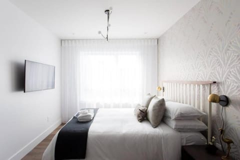 Bed, TV and multimedia, Bedroom