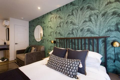 Bed, Living room, Seating area, Bedroom, air conditioner