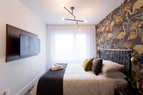 Bed, TV and multimedia, Bedroom, towels