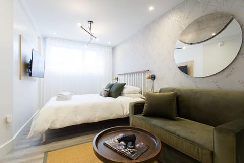 Bed, TV and multimedia, Living room, Seating area, Bedroom