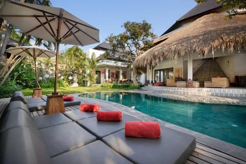 Day, Natural landscape, Garden, Garden view, Pool view, sunbed