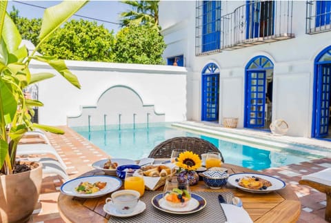 Swimming pool, Breakfast