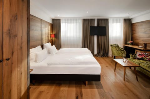 Bed, TV and multimedia, Photo of the whole room, Decorative detail, Seating area, Bedroom