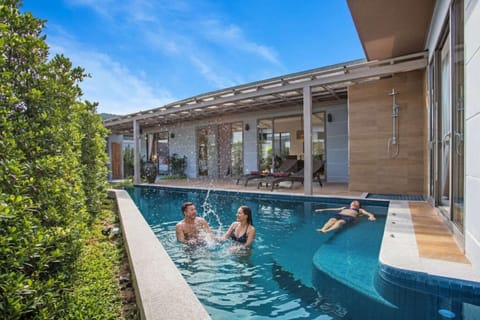 Shower, Property building, Day, Swimming pool, sunbed