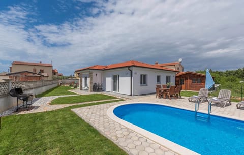 Property building, Garden, Swimming pool