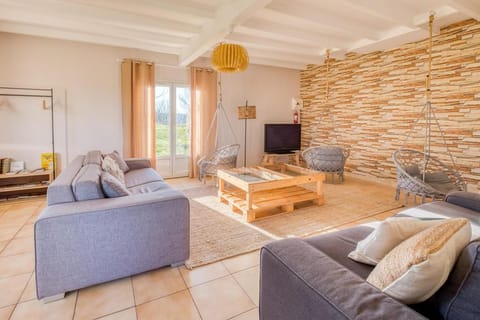 Communal lounge/ TV room, TV and multimedia, Living room, Seating area, Evening entertainment, pet friendly