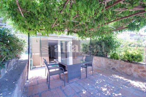 Patio, Garden, Dining area