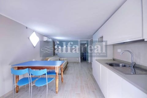 Kitchen or kitchenette, Dining area, stove