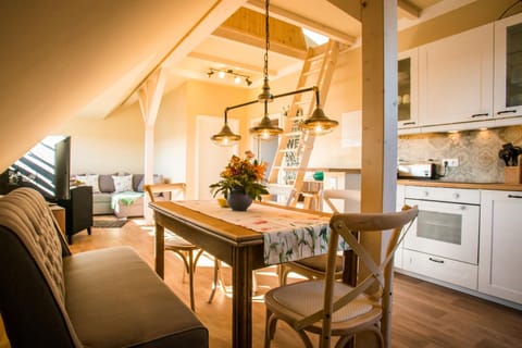 Kitchen or kitchenette, Dining area