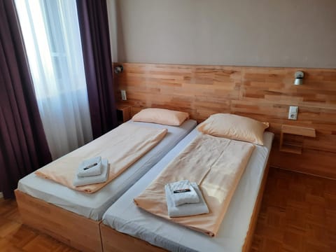 Bed, towels