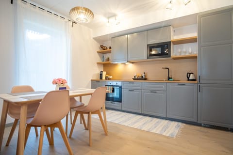 Kitchen or kitchenette, Dining area