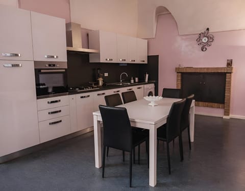 Coffee/tea facilities, Dining area, internet, oven, kitchen