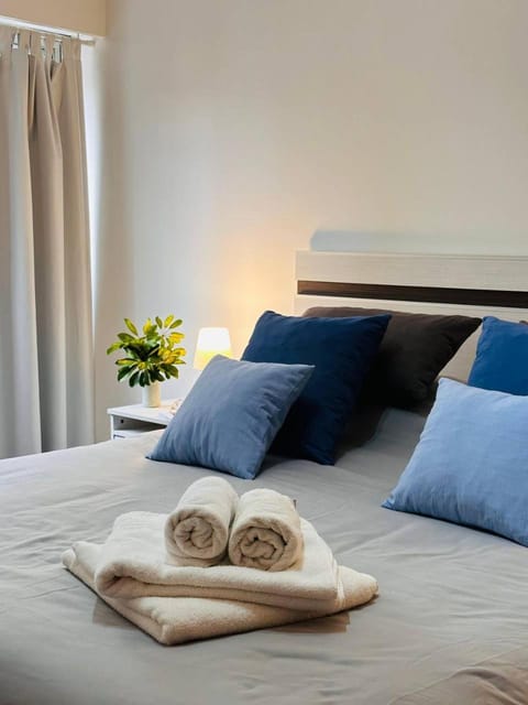 Bed, towels