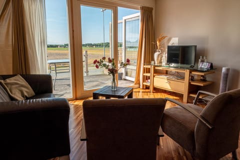 TV and multimedia, Living room, Seating area, Evening entertainment
