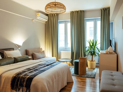 Bed, Living room, Photo of the whole room, Seating area, Bedroom