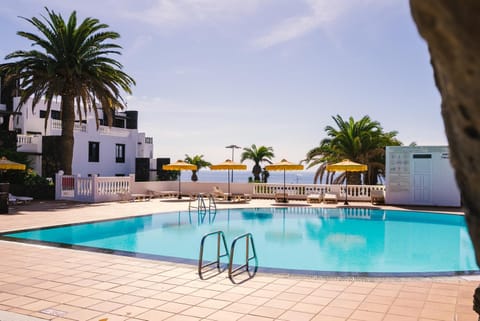 Day, Pool view, Swimming pool, sunbed