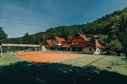Property building, Restaurant/places to eat, Neighbourhood, Natural landscape, Activities, Bowling, Children play ground, Decorative detail, Tennis court