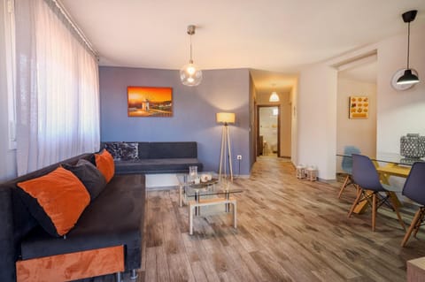 Communal lounge/ TV room, TV and multimedia, Living room, Dining area