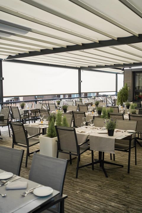 Restaurant/places to eat, Balcony/Terrace, Dinner