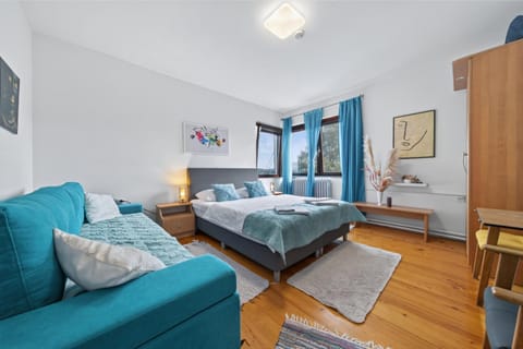 Bed, TV and multimedia, Photo of the whole room, Seating area, Bedroom