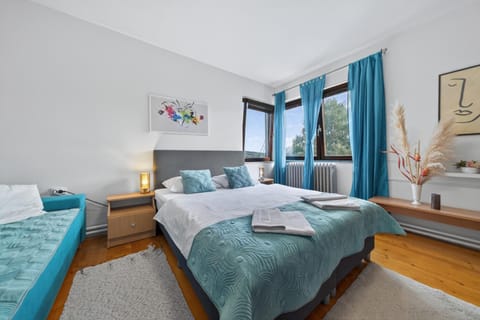 Bed, Photo of the whole room, Bedroom, towels