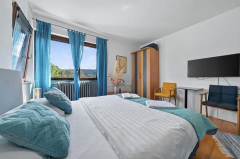 Bed, TV and multimedia, Photo of the whole room, Seating area, Bedroom