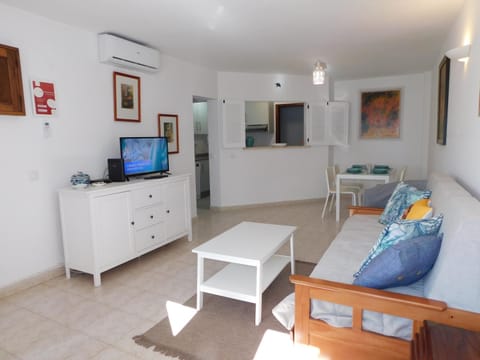 Communal lounge/ TV room, TV and multimedia, Living room, Dining area