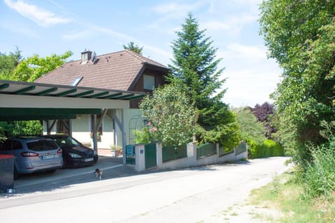 Property building, Facade/entrance, Neighbourhood, Garden, Garden view, Street view, Parking, pet friendly