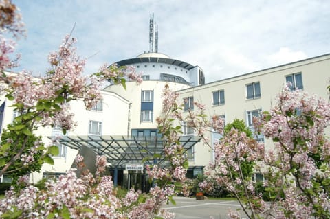 Property building, Facade/entrance, Spring