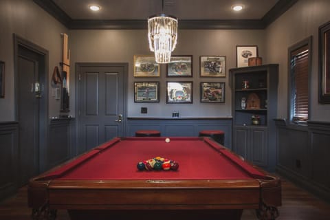 Billiard, Game Room
